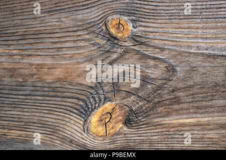 Vecchio di legno piallato superficie della scheda con nodi e crepe, può essere utilizzato come sfondo Foto Stock