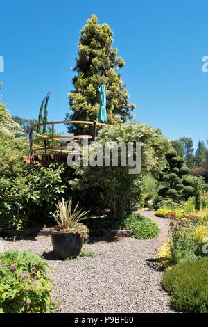 Un round, elevata area patio, in un giardino privato di Eugene, Oregon, Stati Uniti d'America. Foto Stock