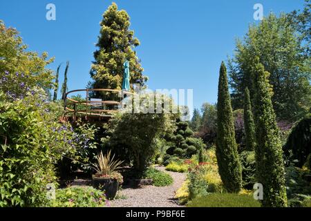 Un round, elevata area patio, in un giardino privato di Eugene, Oregon, Stati Uniti d'America. Foto Stock