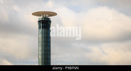 Aeroporto di Roissy vicino a Parigi, Francia - Ottobre 08, 2017 : vista esterna del traffico aeroportuale torre di controllo a sud dell aeroporto di Roissy Charles De Gaulle aeroporto su una caduta Foto Stock