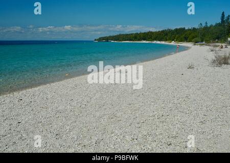 Nuotare nel blu turchese chiaro fresche acque del Lago Huron e una spiaggia di ciottoli sull isola di Mackinac, Michigan, Stati Uniti d'America. Foto Stock