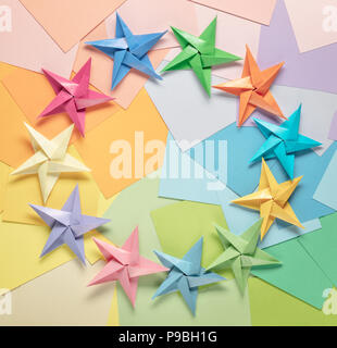 Multi-color pastello carta e stelle Foto Stock