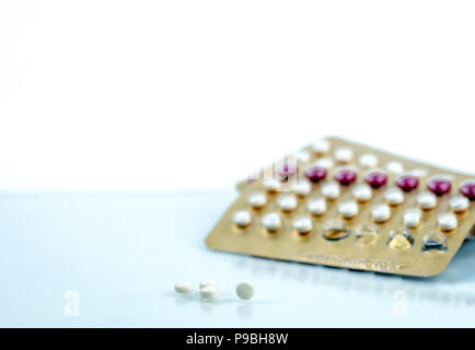 Contraccettivo Orale pillole. Controllo delle nascite pillole. Gli ormoni per la contraccezione. La pianificazione familiare, acne ormonale, ginecologo concetto. Ovulate sulla nascita cont Foto Stock