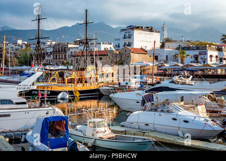 KYRENIA, Cipro - 05 Maggio 2017: barche, yacht e barche a vela nel porto di Kyrenia. Foto Stock
