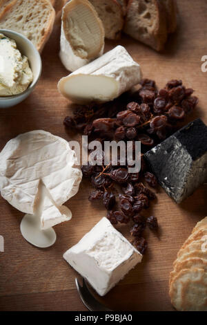 Generoso ansante formaggio e cracker pensione con vino. Foto Stock