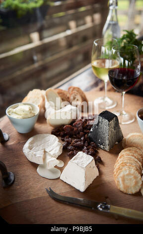 Generoso ansante formaggio e cracker pensione con vino. Foto Stock