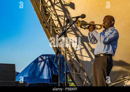 Charlton Singleton suonare la tromba con Ranky Tanky, Vancouver Folk Music Festival, Vancouver, British Columbia, Canada. Foto Stock