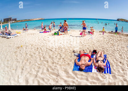 AYIA NAPA, Cipro - 07 Aprile 2018: persone recante sulla spiaggia Foto Stock