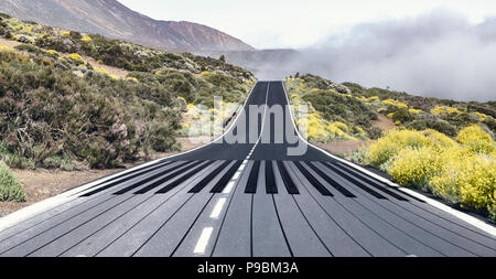 Tastiera di pianoforte dipinta su una strada asfaltata Foto Stock