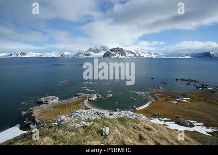 Artico, Svalbard, Sør-Spitsbergen National Park, Gnålodden. Vista di Hornsund Gnålberget dalla montagna. Foto Stock