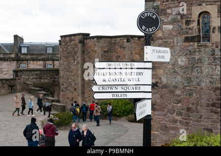 Direzione all'interno di orientamento per il Castello di Edimburgo, popolare attrazione turistica e punto di riferimento di Edimburgo, capitale della Scozia, Regno Unito Foto Stock