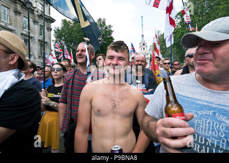 Estrema destra "Calcio Lads Alliance' Pro-Trump e libera Tommy Robinson ha tenuto una manifestazione di protesta con migliaia di sostenitori nel centro di Londra 14 Luglio 2018 Foto Stock