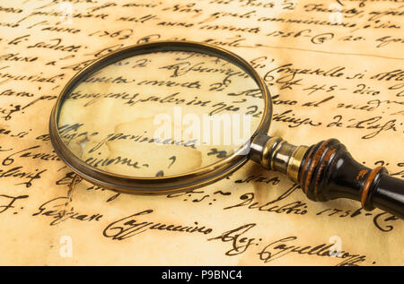 Vecchia lente di ingrandimento sulla vecchia grafia Foto Stock