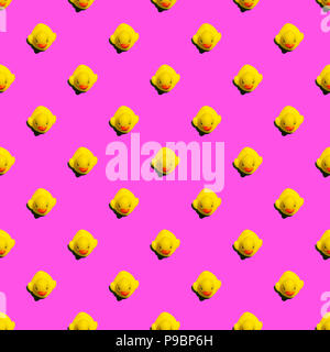 Piccolo giallo le papere di gomma su sfondo rosa seamless pattern; estate sfondo Foto Stock