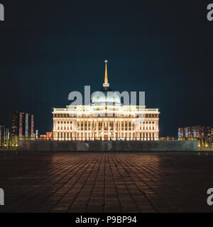 Vista notturna del palazzo presidenziale "Ak-Orda' ad Astana, Kazakistan Foto Stock