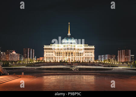 Vista notturna del palazzo presidenziale "Ak-Orda' ad Astana, Kazakistan Foto Stock