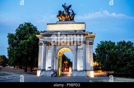 Wellington Arch di notte con il traffico London REGNO UNITO Foto Stock