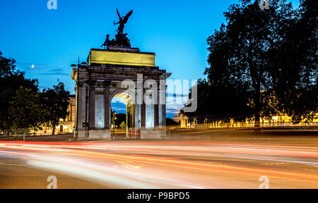 Wellington Arch di notte con il traffico London REGNO UNITO Foto Stock