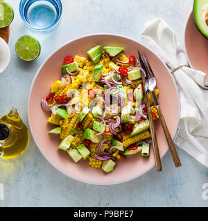 Mais alla griglia , Insalata di avocado con blue di cipolla e peperoncino sani in estate la colazione o il pranzo Foto Stock