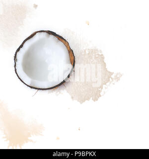 Mezza noce di cocco su sfondo bianco con schizzi ad acquerello; copia di spazio per il testo e lo sfondo di frutta Foto Stock