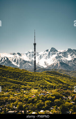 La città di Almaty paesaggio con kok tobe snow-capped Tian Shan montagne in Almaty Kazakhstan Foto Stock