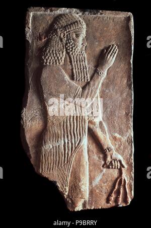 Sacerdote con un ramo di albero pomergranate. Dettaglio di un sollievo dal palazzo del re assiro Sargon II. Museo: Membro Hermitage di San Pietroburgo. Foto Stock