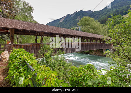 Ponte in legno sul fiume Passirio in Saint Martin, la Val Passiria, Alto Adige Foto Stock