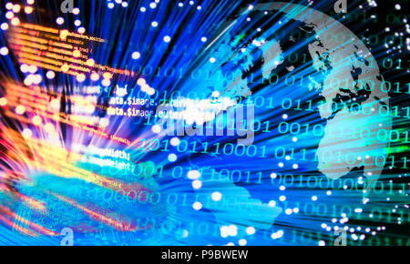 Il compositing con globo, fibra ottica codice di programma e i numeri binari Foto Stock