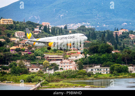 Airbus A321 della Thomas Cook Airlines (G-TCDK) quando lo sbarco a Corfù Foto Stock