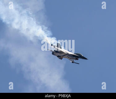 Aria belga Forza F-16 Fighting Falcon 'Dark Falcon' visualizza l'annuale RNAS Yeovilton aria giorno Foto Stock