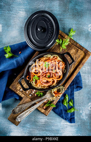 Cucina Italiana, Calamari Fra Diavolo, spaghetti marinara con pesce e frutti di mare, il fondo azzurro spazio copia vista superiore Foto Stock