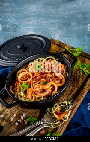 Cucina Italiana, Calamari Fra Diavolo, spaghetti marinara con pesce e frutti di mare, il fondo azzurro spazio copia vista superiore Foto Stock