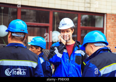 Gruppo di costruttori in hardhats. Business, edificio, il lavoro di squadra e il concetto di popolo. Foto Stock