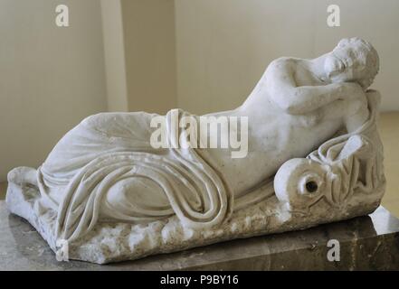 Ninfa dormiente. Metà-2nd secolo. Pezzo ornamentale di una fontana. L'acqua versata dal recipiente sul lato della figura coricata. Museo Archeologico Nazionale. Tarragona. Spagna. Foto Stock