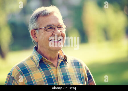 Ritratto di felice uomo senior Foto Stock
