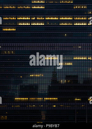 Il Palazzo dell'ONU, con la città di New York si riflette in Windows. Foto Stock