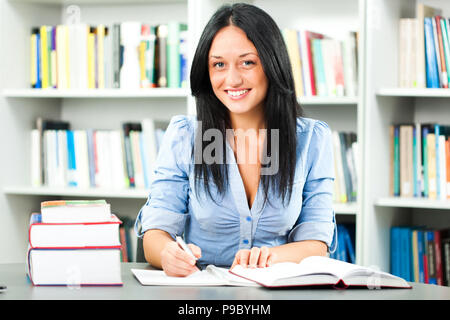 L apprendimento degli studenti in biblioteca Foto Stock