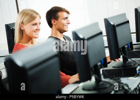 Gli studenti che studiano nel laboratorio di computer Foto Stock