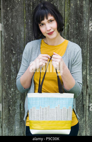 Una donna che guarda la fotocamera Foto Stock