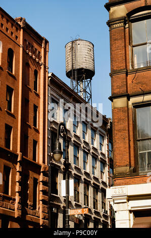 Un water tower in Soho di New York. Foto Stock