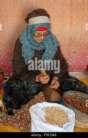 Olio di Argan Produzione Foto Stock