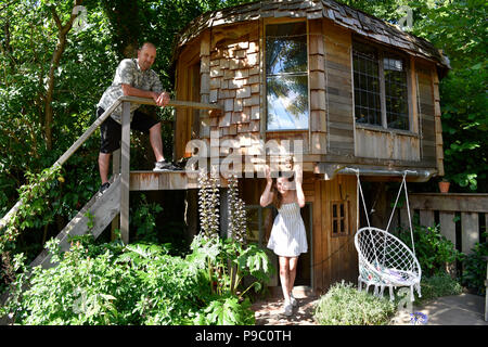 Vincitore del premio Shed of the Year 2017, Chiddingfold, Surrey, Regno Unito. Conosciuto come il fungo Shed è il brainchild di 14 anni figlia Elsie (nella foto) ... Foto Stock