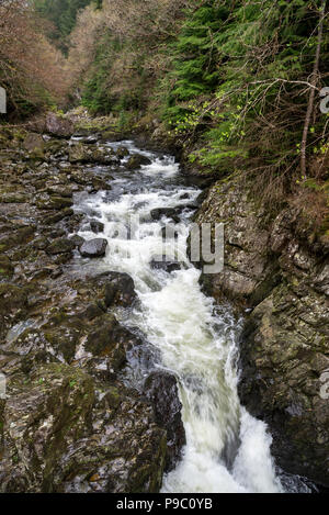 Il Afon Llugwy come passa sotto il minatore della ponte in prossimità di Betws-y-Coed, Snowdonia, il Galles del Nord. Foto Stock