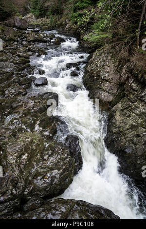 Il Afon Llugwy come passa sotto il minatore della ponte in prossimità di Betws-y-Coed, Snowdonia, il Galles del Nord. Foto Stock