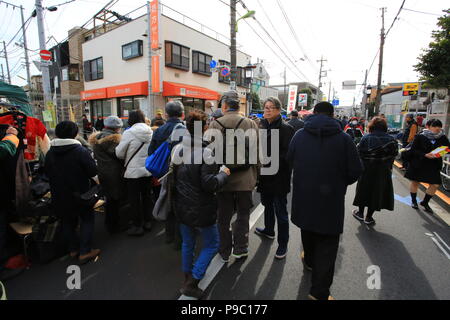 Tokyo - Giappone - 15 Gennaio 2018: la gente a piedi in Setagaya Boro-ichi Mercato in tokyo. Setagaya Boro-ichi è un Tokyo-designato immateriali culturali folk come Foto Stock