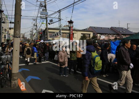 Tokyo - Giappone - 15 Gennaio 2018: la gente a piedi in Setagaya Boro-ichi Mercato in tokyo. Setagaya Boro-ichi è un Tokyo-designato immateriali culturali folk come Foto Stock