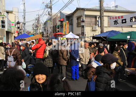 Tokyo - Giappone - 15 Gennaio 2018: la gente a piedi in Setagaya Boro-ichi Mercato in tokyo. Setagaya Boro-ichi è un Tokyo-designato immateriali culturali folk come Foto Stock