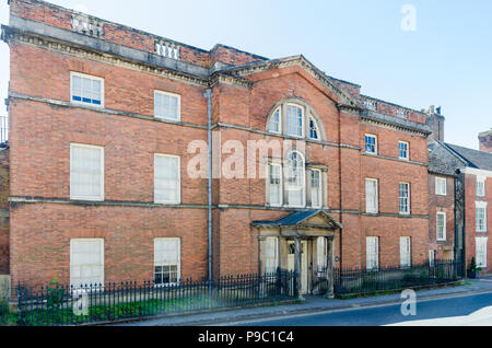 Grande vecchio edificio in mattoni rossi in Derbyshire Dales città mercato di Ashbourne Foto Stock