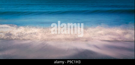 Seascape. Onde che si infrangono sulla riva. Foto Stock