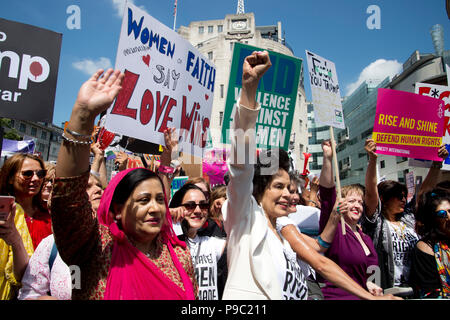 Il 13 luglio 2018.Il Centro di Londra. Manifestazione contro la visita del Presidente americano Donald Trump in Inghilterra. Un gruppo di donne, comprese Bianca Jagger, lea Foto Stock